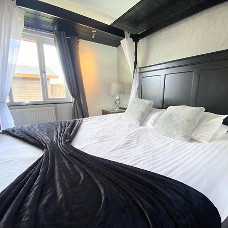 Ochil 9 With Private Hot Tub - Fife - Loch Leven - Lomond Hills - Pet Friendly Villa Kelty Exteriör bild