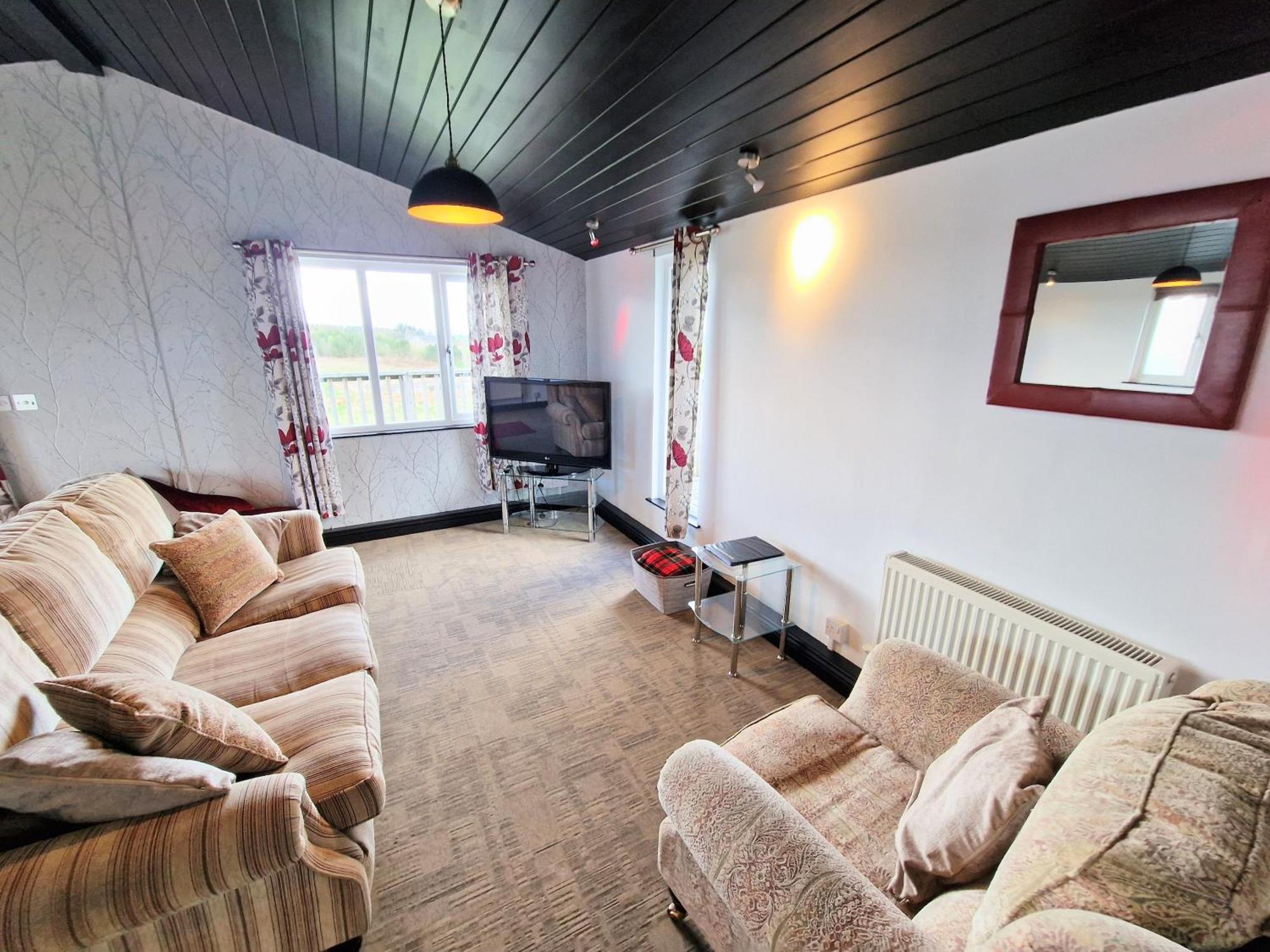 Ochil 9 With Private Hot Tub - Fife - Loch Leven - Lomond Hills - Pet Friendly Villa Kelty Exteriör bild